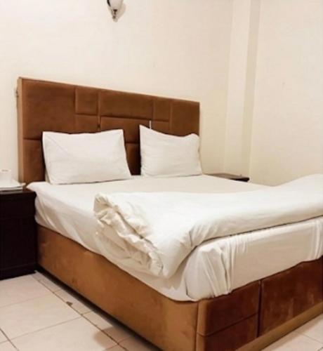 Hotel Twenty One Gulberg - image 10