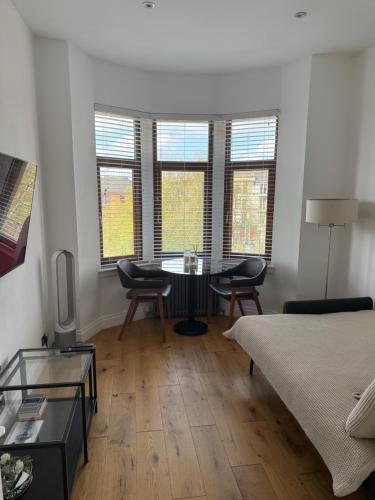Top Floor West End Flat - 3-Min Walk to Subway - Park Views