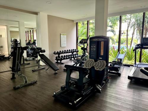 Luxury Oasis Condo Pools Rooftop & Paddle Tennis - image 2