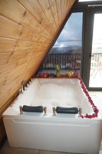Al Joud Chalet Private Jacuzzi & BBQ Ajloun in 阿傑隆