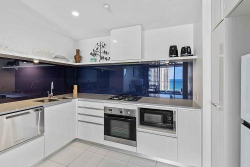 Circle on Cavill - Hosted by Coastal Letting Co. - image 2