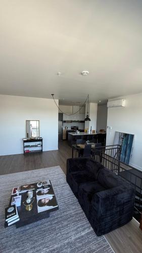 Luxury Minimalist 2bed and Private Terrace in Ahuntsic-Cartierville