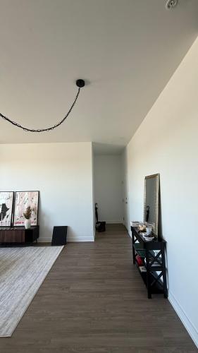 Luxury Minimalist 2bed and Private Terrace in Ahuntsic-Cartierville