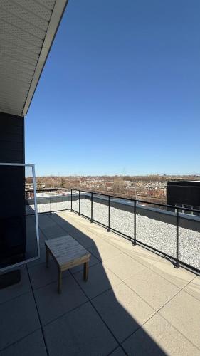 Luxury Minimalist 2bed and Private Terrace in Ahuntsic-Cartierville