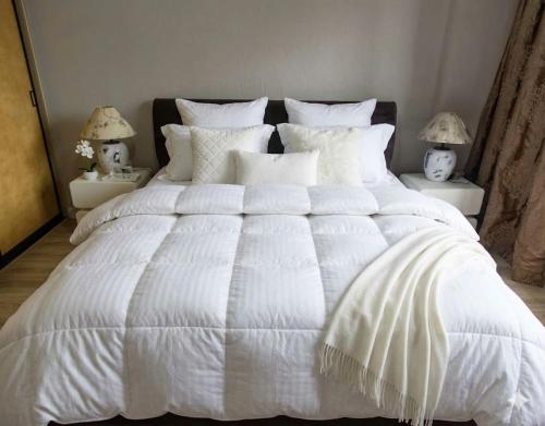 Luxury Modern 3BR Apartment Near Airport Fast Wi-Fi PS4 Workstation – khách sạn tại Bayangol