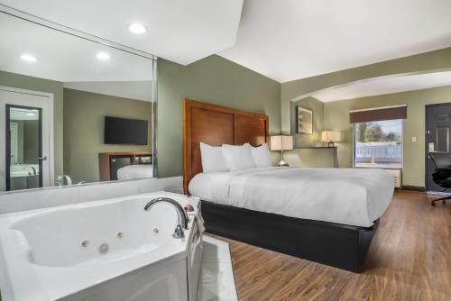 Quality Inn & Suites near Panama City Beach in Panama City (FL)