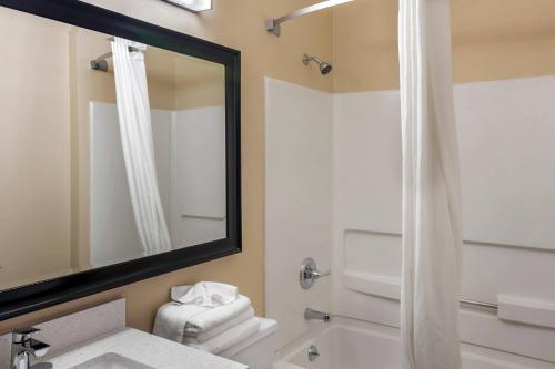 Quality Inn Overland Park Kansas City - image 11