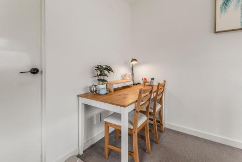 Modern Stylish Comfort at Prime Camberwell Retreat in Camberwell
