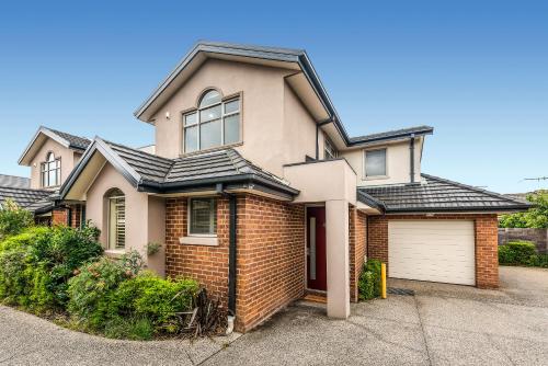 Modern Stylish Comfort at Prime Camberwell Retreat in Camberwell