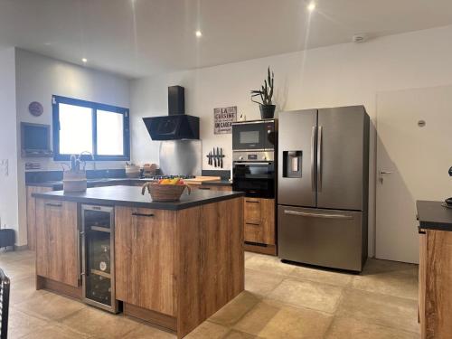 virtuve, ღ Elegancia - Maison Familiale Piscine & Parking in Dompierre-sur-Mer