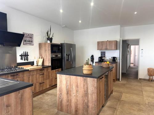 virtuve, ღ Elegancia - Maison Familiale Piscine & Parking in Dompierre-sur-Mer