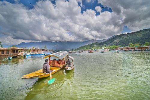 Firdous Houseboats at Dal Lake – Srinagar, PA