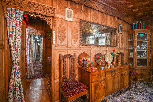Firdous Houseboats at Dal Lake – Srinagar, PA