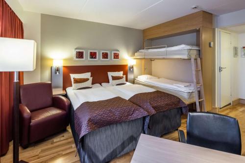 2 twin beds, 1 bunk bed