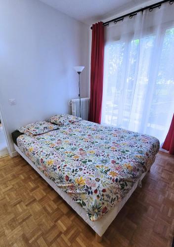 Appartement avec jardin privé - Proche transports - Accès Paris (Appartement avec jardin prive - Proche transports - Acces Paris) in Коломб