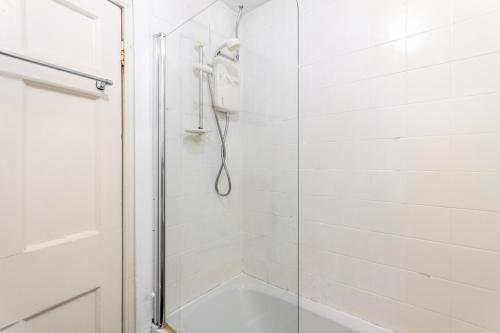 Charming 2BD Flat 10 Minutes to Edinburgh Castle - image 4