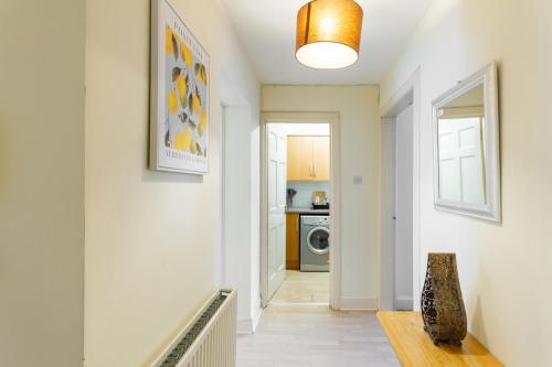Charming 2BD Flat 10 Minutes to Edinburgh Castle - image 14