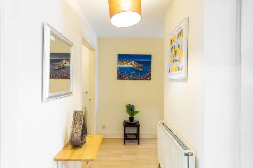 Charming 2BD Flat 10 Minutes to Edinburgh Castle - image 2