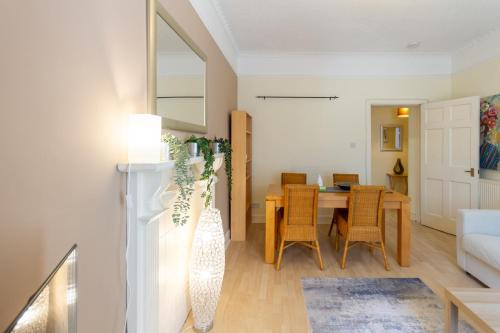 Charming 2BD Flat 10 Minutes to Edinburgh Castle - image 9