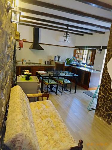 Refúgio Romântico- Casa de Xisto na Serra da Lousã (Refugio Romantico- Casa de Xisto na Serra da Lousa) in Gondramaz