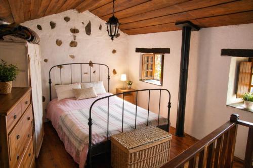 Refúgio Romântico- Casa de Xisto na Serra da Lousã (Refugio Romantico- Casa de Xisto na Serra da Lousa) in Gondramaz