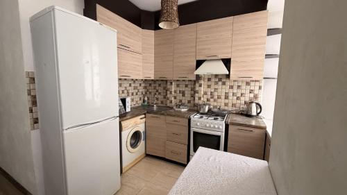 keuken, Квартира в центрі Полтави з ванною і кондиціонером, Світло, Електрика та опалення є 24 на 7, Є парко in Poltava