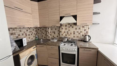 keuken, Квартира в центрі Полтави з ванною і кондиціонером, Світло, Електрика та опалення є 24 на 7, Є парко in Poltava
