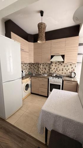 keuken, Квартира в центрі Полтави з ванною і кондиціонером, Світло, Електрика та опалення є 24 на 7, Є парко in Poltava