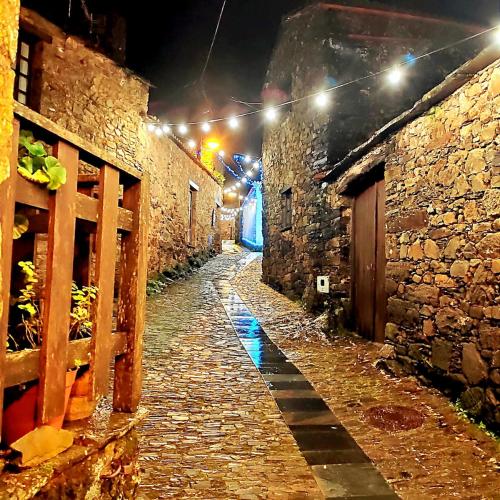 Refúgio Romântico- Casa de Xisto na Serra da Lousã (Refugio Romantico- Casa de Xisto na Serra da Lousa) in Gondramaz