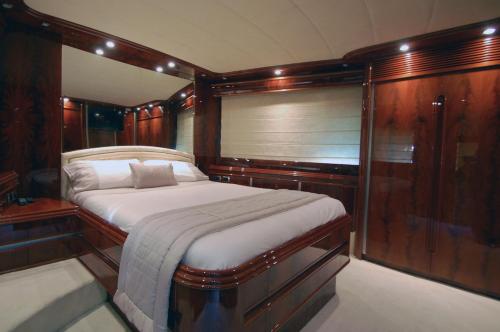 Motor Yacht Dandy photo 2