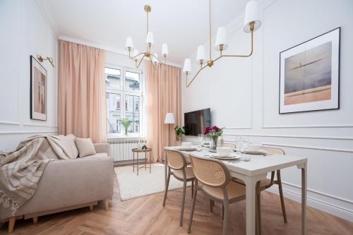 Discover Krakow Apartments - 3 Rakowicka St - Classic Apartments near Main Station - Netflix, Краков