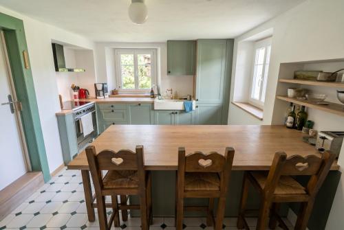 Carpe Diem Stunning Renovated Family Farm in Le Locle