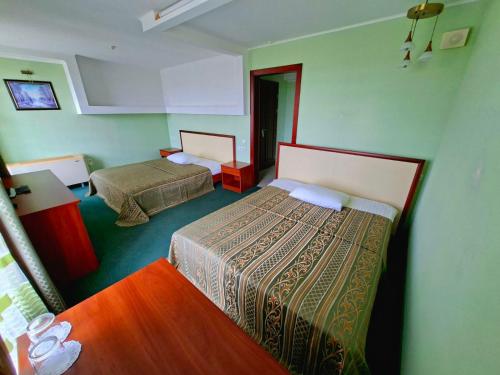 1 double bed, 2 twin beds
