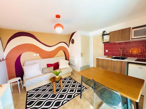 Suite Rétro 70s avec Jacuzzi Privé
