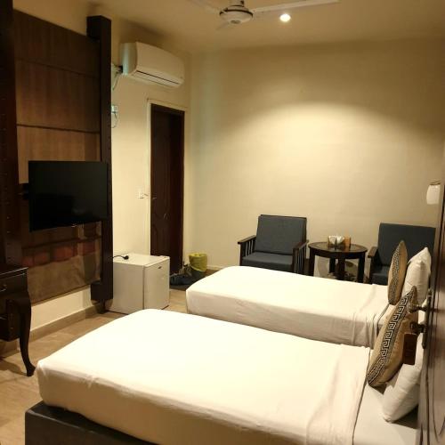 Shelton Hotel Johar Town Lahore - image 7