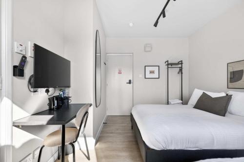 1 double bed, 1 twin bed