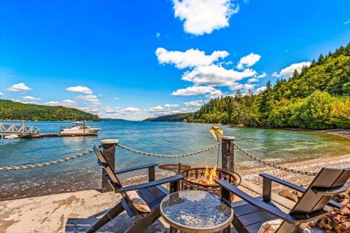 Hood Canal Waterfront with Hot Tub & Dock in Union (WA)