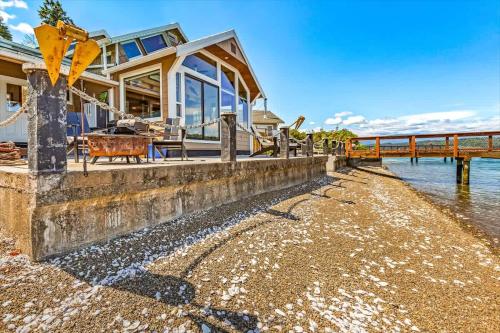 Hood Canal Waterfront with Hot Tub & Dock in Union (WA)