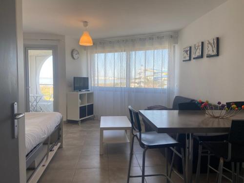 Studio rénové front de mer avec terrasse et aperçu mer