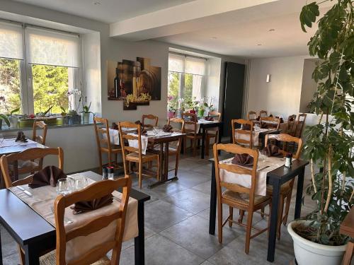 餐廳, Logis Hôtel Restaurant Les Cévennes (Logis Hotel Restaurant Les Cevennes) in 山中聖西爾格