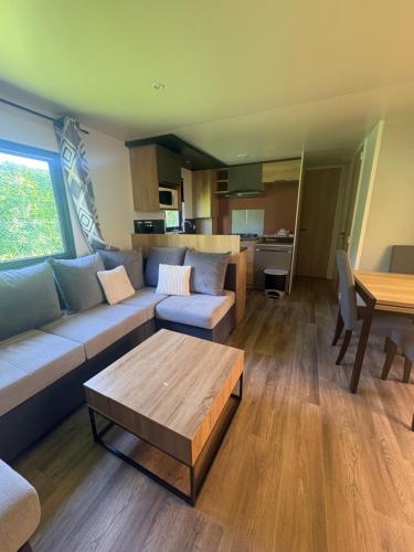 Mobil-home 3 chambres Rapidhome – khách sạn tại Keranterec
