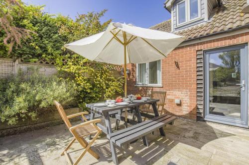 4 Bed in Salthouse oc-1824 - Tap to explore photos
