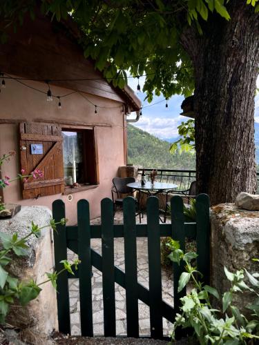 Maisonnette avec terrasse et vue imprenable in Rochebrune (Provence-Alpes-Cote d'Azur)