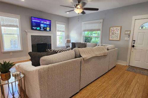 Beautiful Bay to Bay Sanctuary Charming South Tampa Craftsman Home Near Bayshore in Tampa, USA