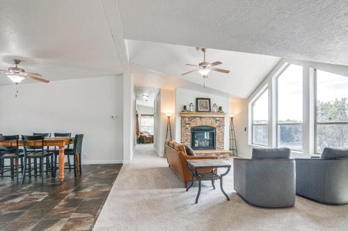 Secluded Boulder House - Next to National Forests! in Boldera (UT)