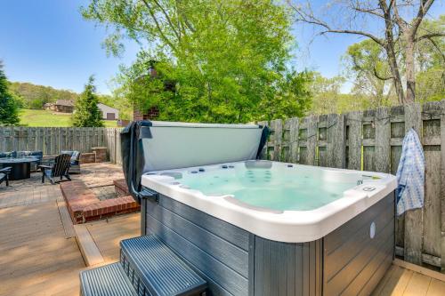‘Femme Osage Haus’ Getaway w/ Hot Tub in Augusta! in 密蘇里州華盛頓 (MO)