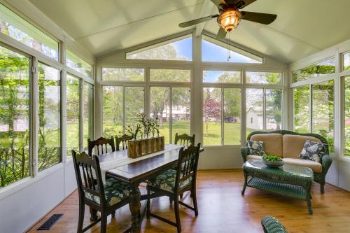 ‘Femme Osage Haus’ Getaway w/ Hot Tub in Augusta! in 密蘇里州華盛頓 (MO)