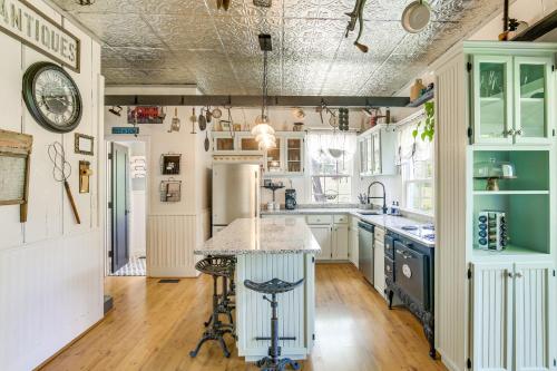 ‘Femme Osage Haus’ Getaway w/ Hot Tub in Augusta! in 密蘇里州華盛頓 (MO)