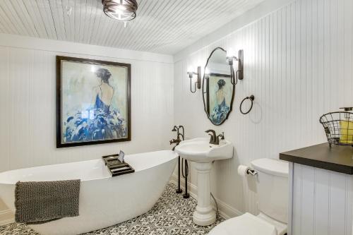 ‘Femme Osage Haus’ Getaway w/ Hot Tub in Augusta! in 密蘇里州華盛頓 (MO)