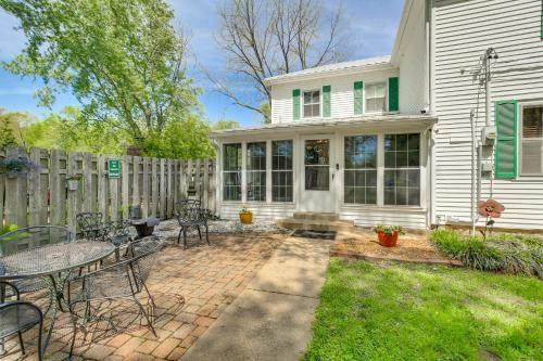 ‘Femme Osage Haus’ Getaway w/ Hot Tub in Augusta! in 密蘇里州華盛頓 (MO)